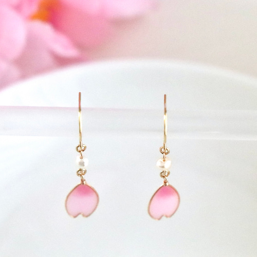 桜の花びらと淡水パールのピアス．イヤリング ピアス（フック