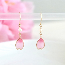 桜の花びらと淡水パールのピアス．イヤリング ピアス（フック