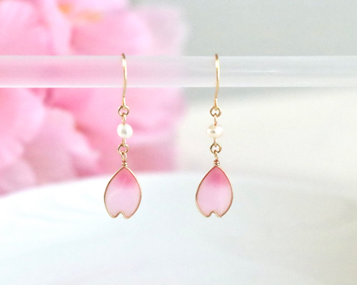 桜の花びらと淡水パールのピアス．イヤリング ピアス（フック
