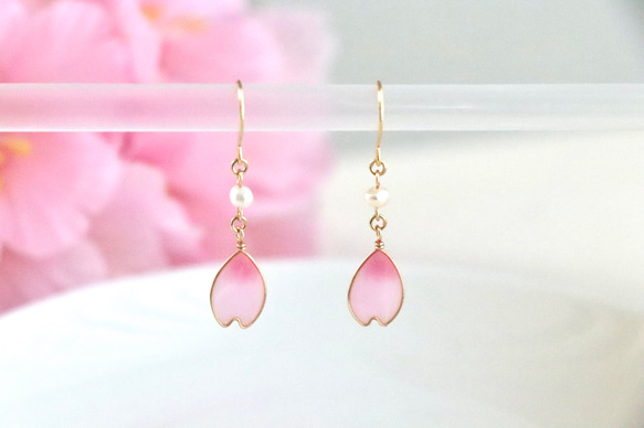桜の花びらと淡水パールのピアス．イヤリング ピアス（フック
