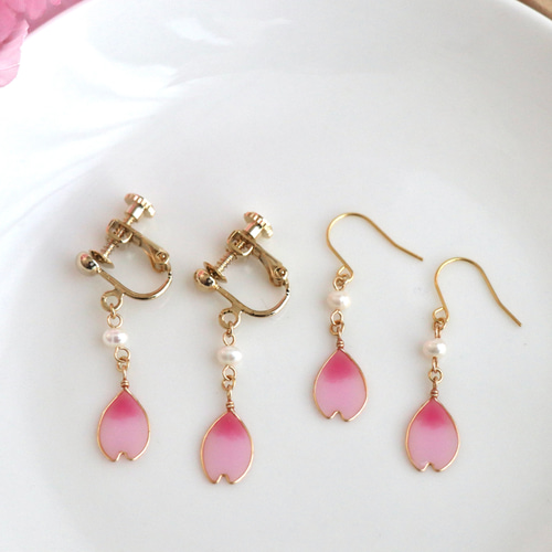 桜の花びらと淡水パールのピアス．イヤリング ピアス（フック
