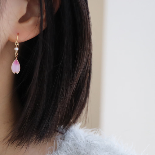 桜の花びらと淡水パールのピアス．イヤリング ピアス（フック