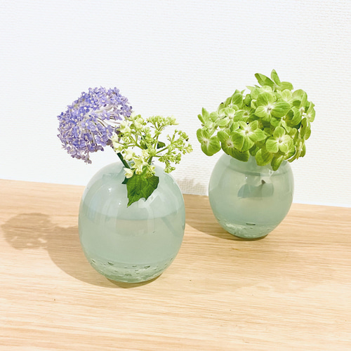 ミルフィオリ、作家物のガラス花瓶、一輪挿し ミルクグリーンのガラス一輪挿し 花瓶・花器 jewegla 的作品