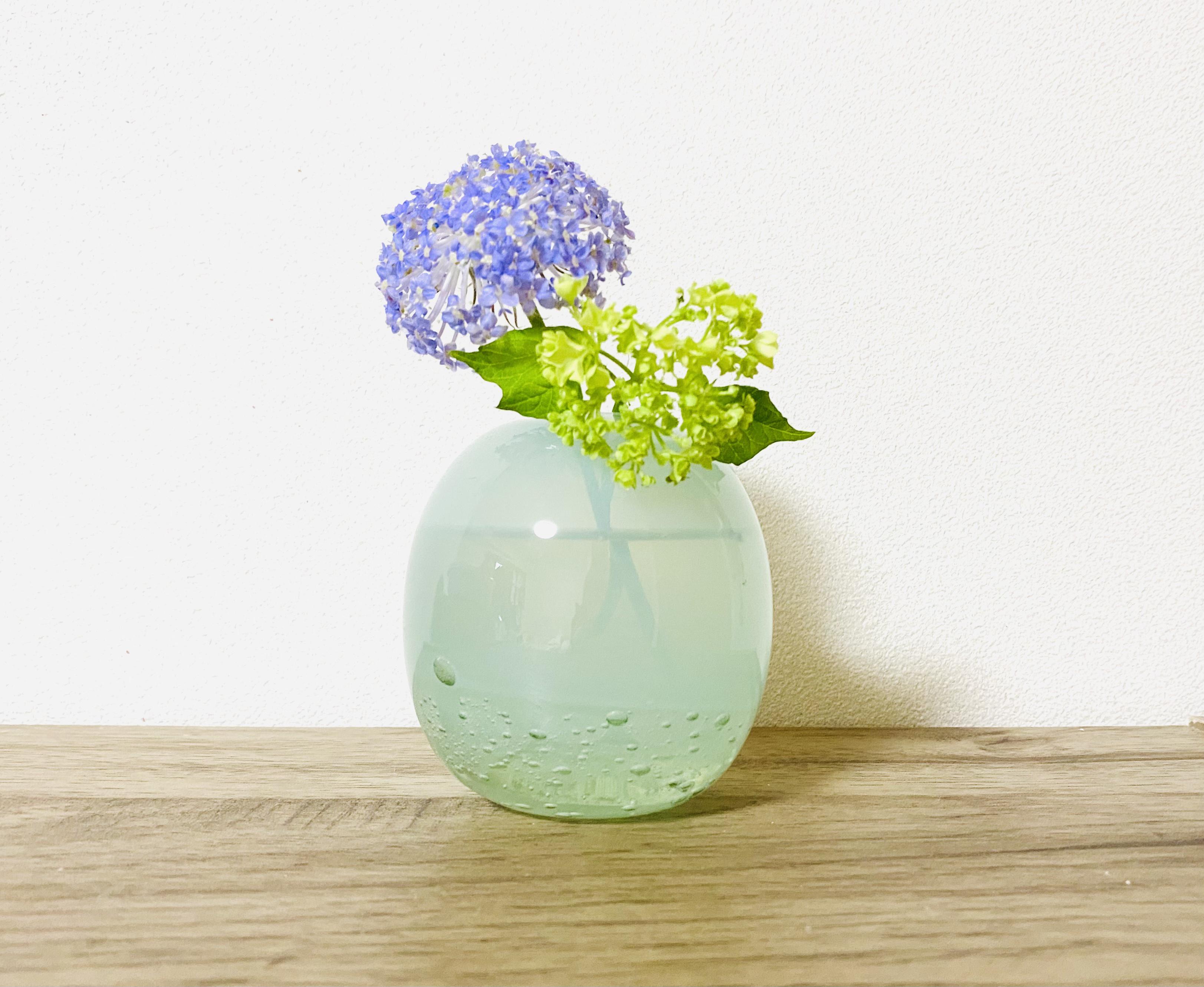 ミルフィオリ、作家物のガラス花瓶、一輪挿し ミルクグリーンのガラス一輪挿し 花瓶・花器 jewegla 的作品