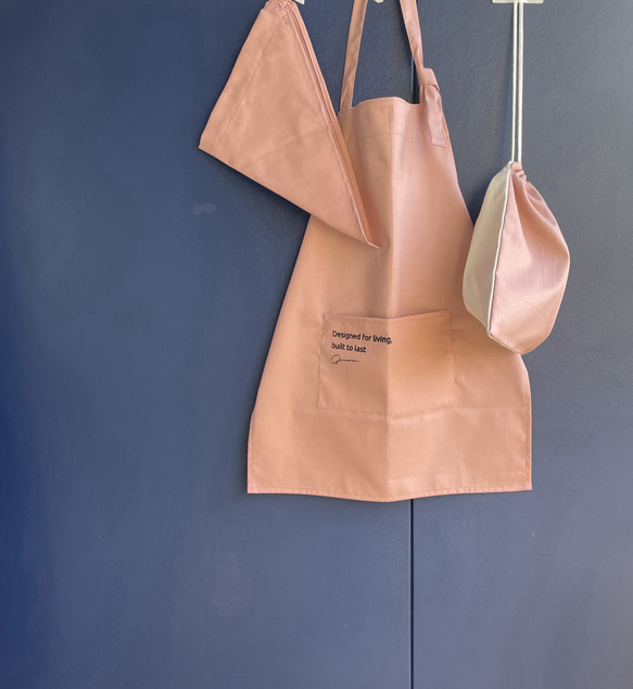 【くすみピンク】ひとりで着れるシンプルなキッズエプロン　子供エプロン　エプロンセット　三角巾　巾着袋 2枚目の画像