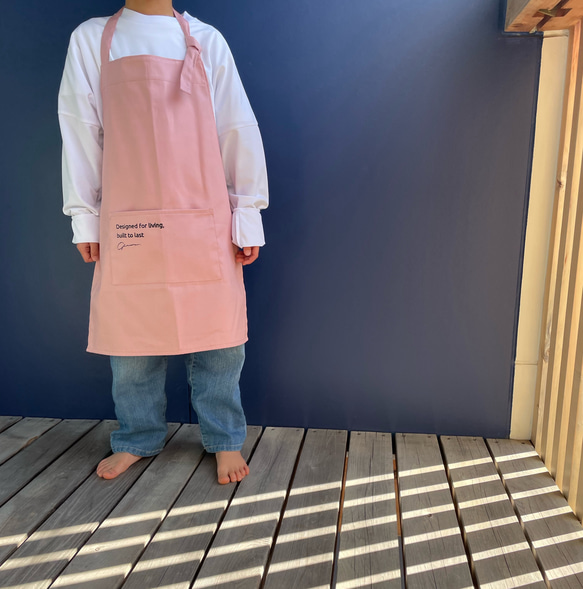 【くすみピンク】ひとりで着れるシンプルなキッズエプロン　子供エプロン　エプロンセット　三角巾　巾着袋 3枚目の画像