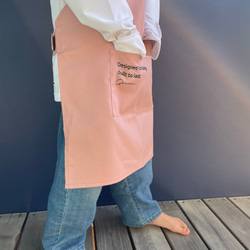 【くすみピンク】ひとりで着れるシンプルなキッズエプロン　子供エプロン　エプロンセット　三角巾　巾着袋 5枚目の画像