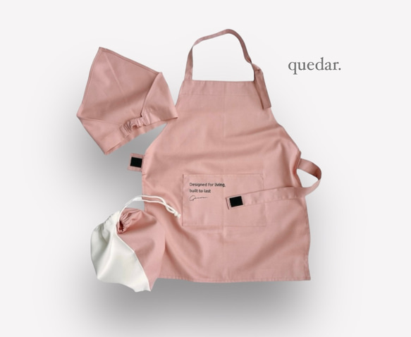 【くすみピンク】ひとりで着れるシンプルなキッズエプロン　子供エプロン　エプロンセット　三角巾　巾着袋 1枚目の画像