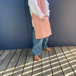 【くすみピンク】ひとりで着れるシンプルなキッズエプロン　子供エプロン　エプロンセット　三角巾　巾着袋 4枚目の画像
