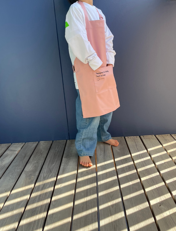 【くすみピンク】ひとりで着れるシンプルなキッズエプロン　子供エプロン　エプロンセット　三角巾　巾着袋 4枚目の画像