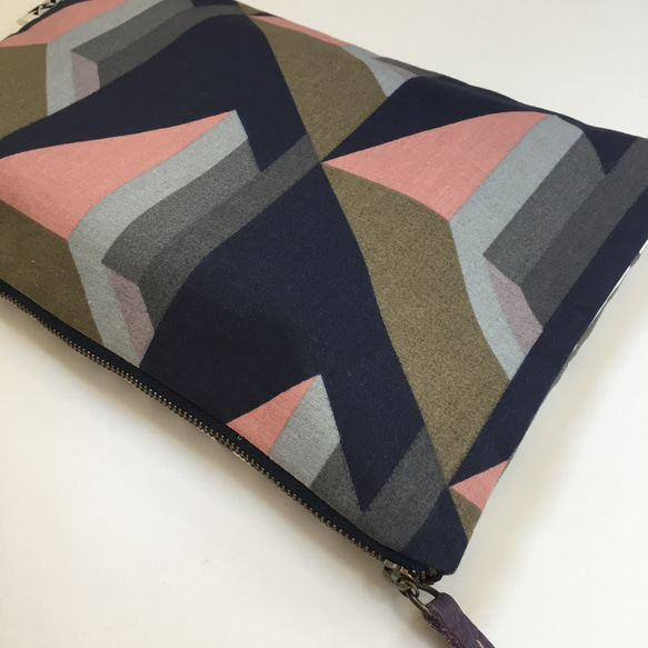 バッグインバッグ　クラッチ　iPadタブレットケース　サーモンピンクとカーキの幾何模様2 6枚目の画像