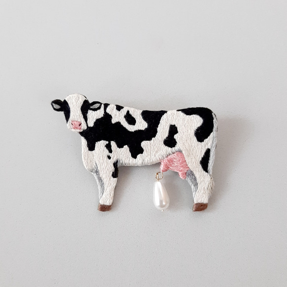 [picture book] 刺繍ブローチ (cow black×white) 2枚目の画像