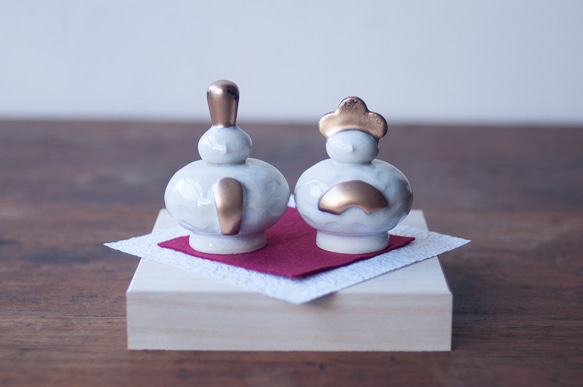 磁器の雛人形 小 真鍮の冠とティアラ（桐箱、フェルト含む） ひな人形