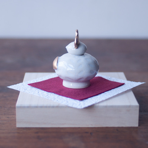 磁器の雛人形 小 真鍮の冠とティアラ（桐箱、フェルト含む） ひな人形