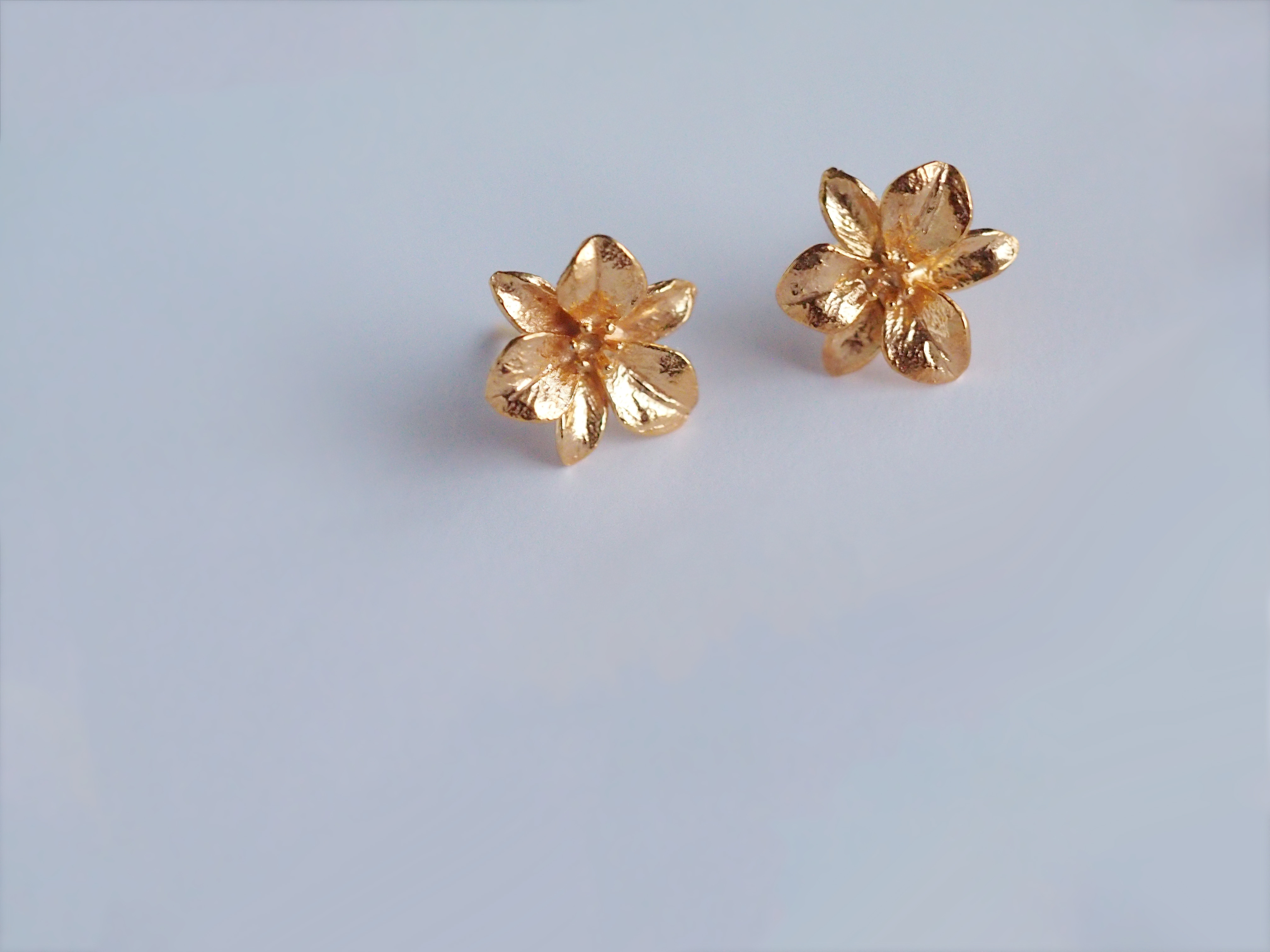 送料無料【24KGP（SV925）】花リリー スタッドピアス／シンプル silver925 Flowerゴールドシルバー