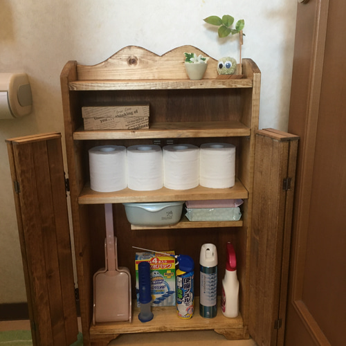 小さく開く折れ戸キャビネット＞アンティーク風 チェスト