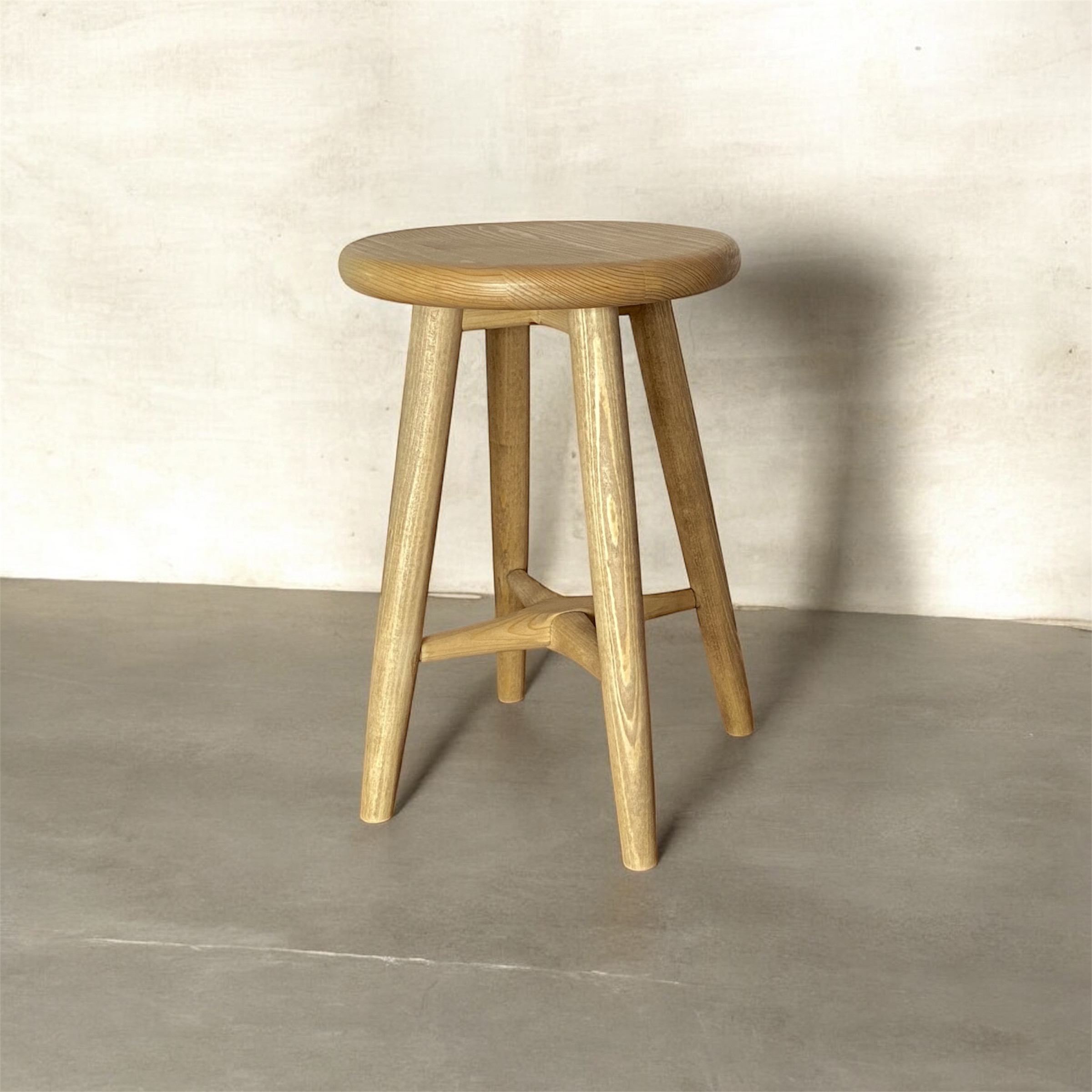 角のまるい、ま〜るいスツール 「円」をかたちにしたヒノキの無垢スツール｜H420・完全な丸・木組み仕上げ