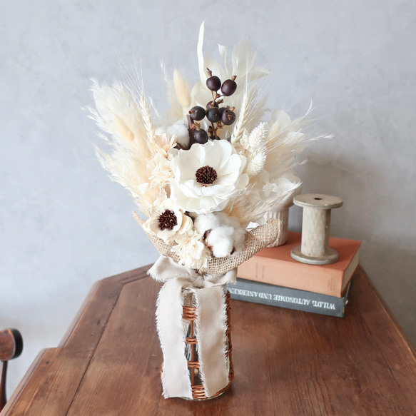 アネモネとパインフラワーのホワイトドライフラワースワッグ  