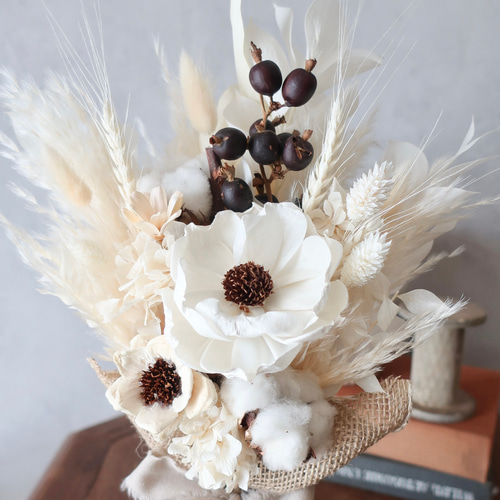 アネモネとパインフラワーのホワイトドライフラワースワッグ  