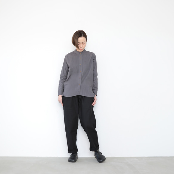 Pintuck band collar shirt / gray 2枚目の画像