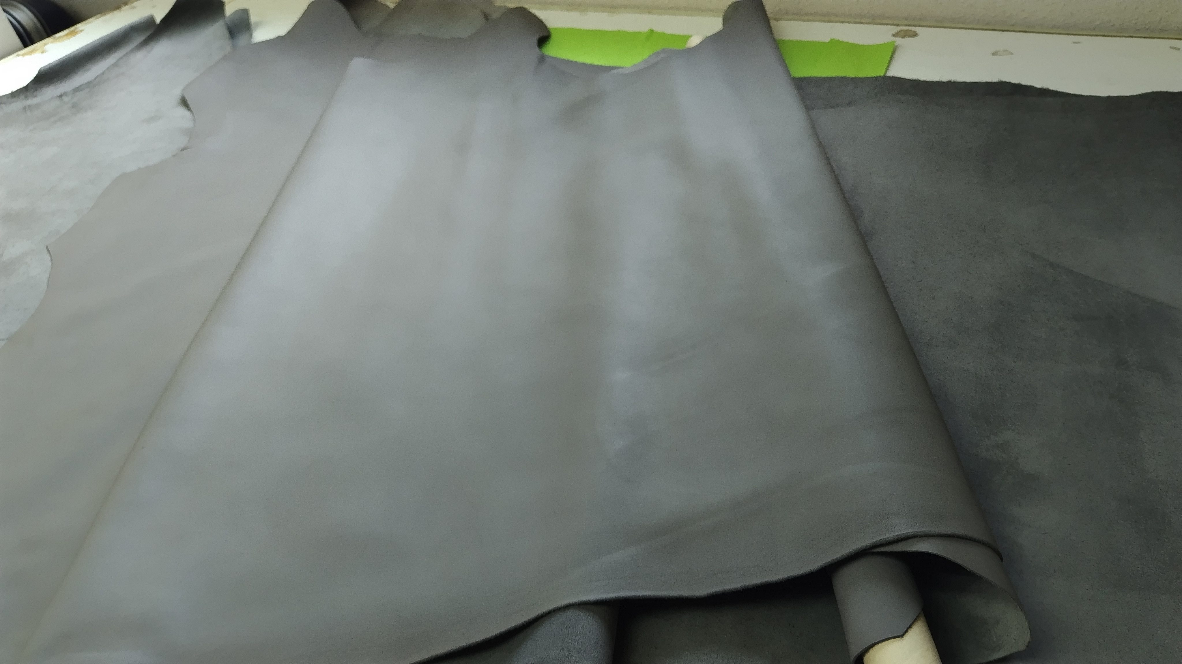 T418 国産牛革　グレー系　大きさ230デシ 厚さ1.2ｍｍ程度