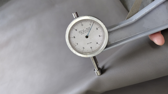 T418 国産牛革　グレー系　大きさ230デシ 厚さ1.2ｍｍ程度 4枚目の画像