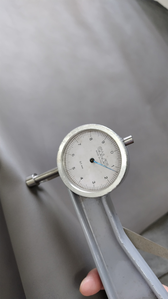 T418 国産牛革　グレー系　大きさ230デシ 厚さ1.2ｍｍ程度 3枚目の画像
