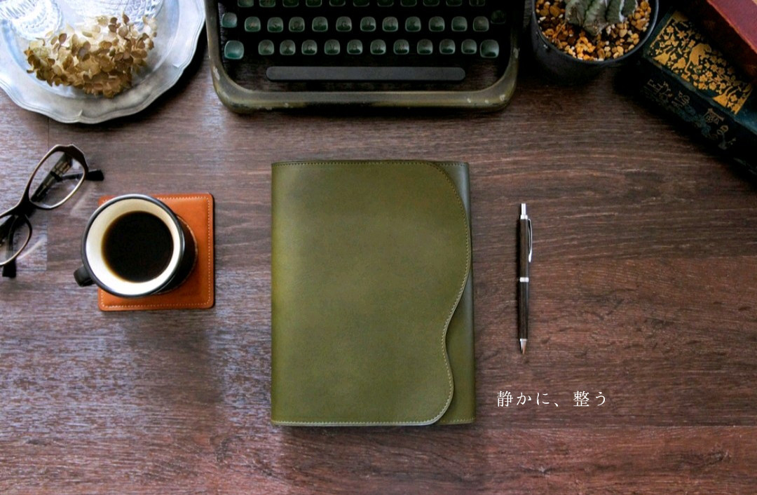 【静かに整う、革の手帳カバー】B6サイズ◆波型◆三つ折り◆オイルダコタ革◆ふちの捻仕立て◆名入れ刻印