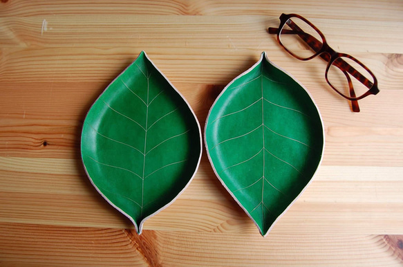 革で作った『葉っぱのトレー』　植物タンニン鞣し姫路レザー　刻印無料　レザートレー 3枚目の画像