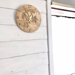 ホヌの親子デザイン プルメリアのウッド壁掛け時計　ハワイアン海亀のかわいい木製ロゴウォールクロック 2枚目の画像