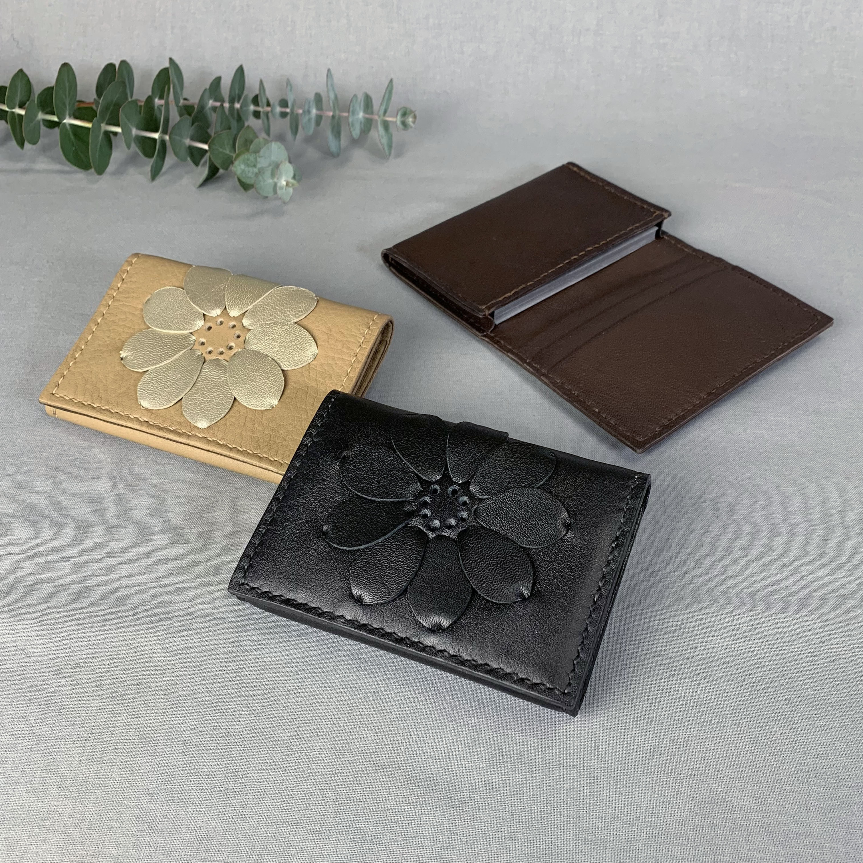 本革の名刺.カード入れ　花柄刺繍　マチ付き