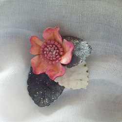 ピンク色の花にグレーの葉 1枚目の画像