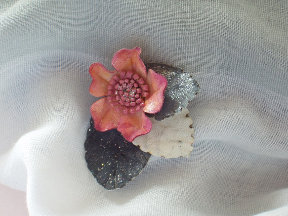 ピンク色の花にグレーの葉 1枚目の画像