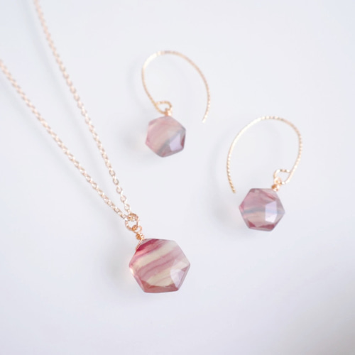 1点作品☺︎ 希少　大粒天然フローライトピアス　イヤリングに変更可能☺︎ 14kgf］天然石フローライトドロップ一粒ピアス/イヤリング