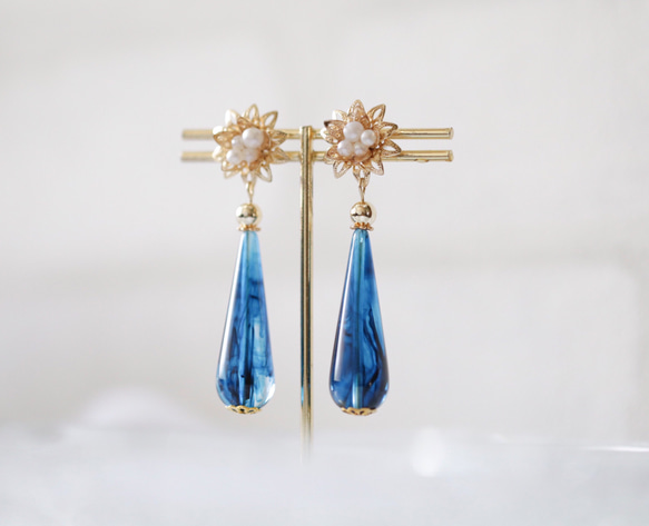 183 ロイヤルブルー✖︎クリアビジューの鳥さんブローチ　ピアスorイヤリング 2way 金花のロイヤルブルーの雫ピアス or イヤリング ドイツ製