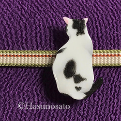 <再販> 猫の後ろ姿 の 帯留め/ブローチ 【陶器風 石塑粘土アクセサリー】猫 ネコ 白黒 1枚目の画像