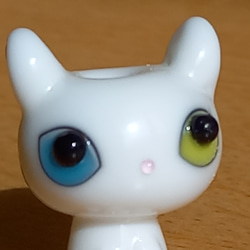 とんぼ玉の白猫(オッドアイ) B 2枚目の画像