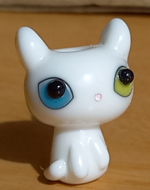 とんぼ玉の白猫(オッドアイ) B 1枚目の画像
