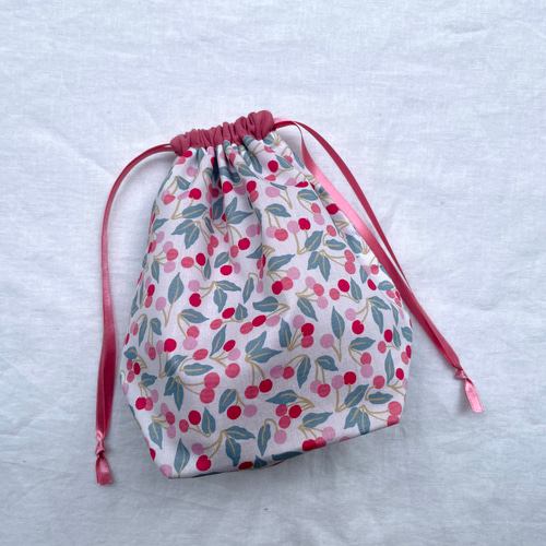 チェリードロップ　巾着袋　リバティのハンドメイド ◇6サイズ◇ リバティ チェリードロップ 切替 巾着袋 - Atelier Cerise