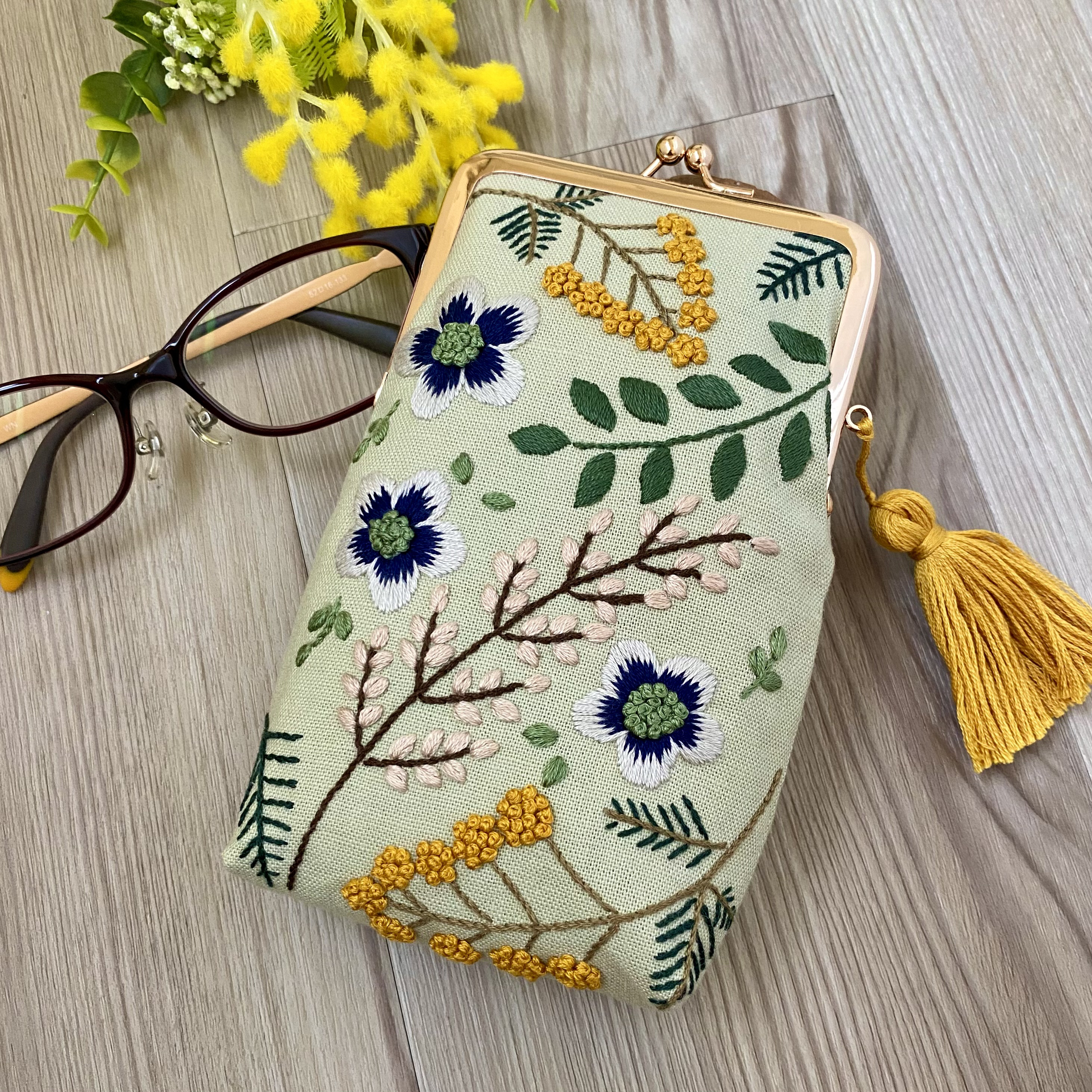 庭仕事のがま口ポーチ　手刺繍　ハンドメイド 庭仕事のがま口ポーチ 手刺繍 ハンドメイド 庭仕事のがま口