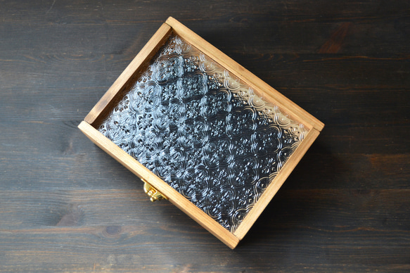 ≪木製マスクケース≫日本産ひのきとレトロガラスのコレクションケースＭサイズ（フローラガラス） 3枚目の画像