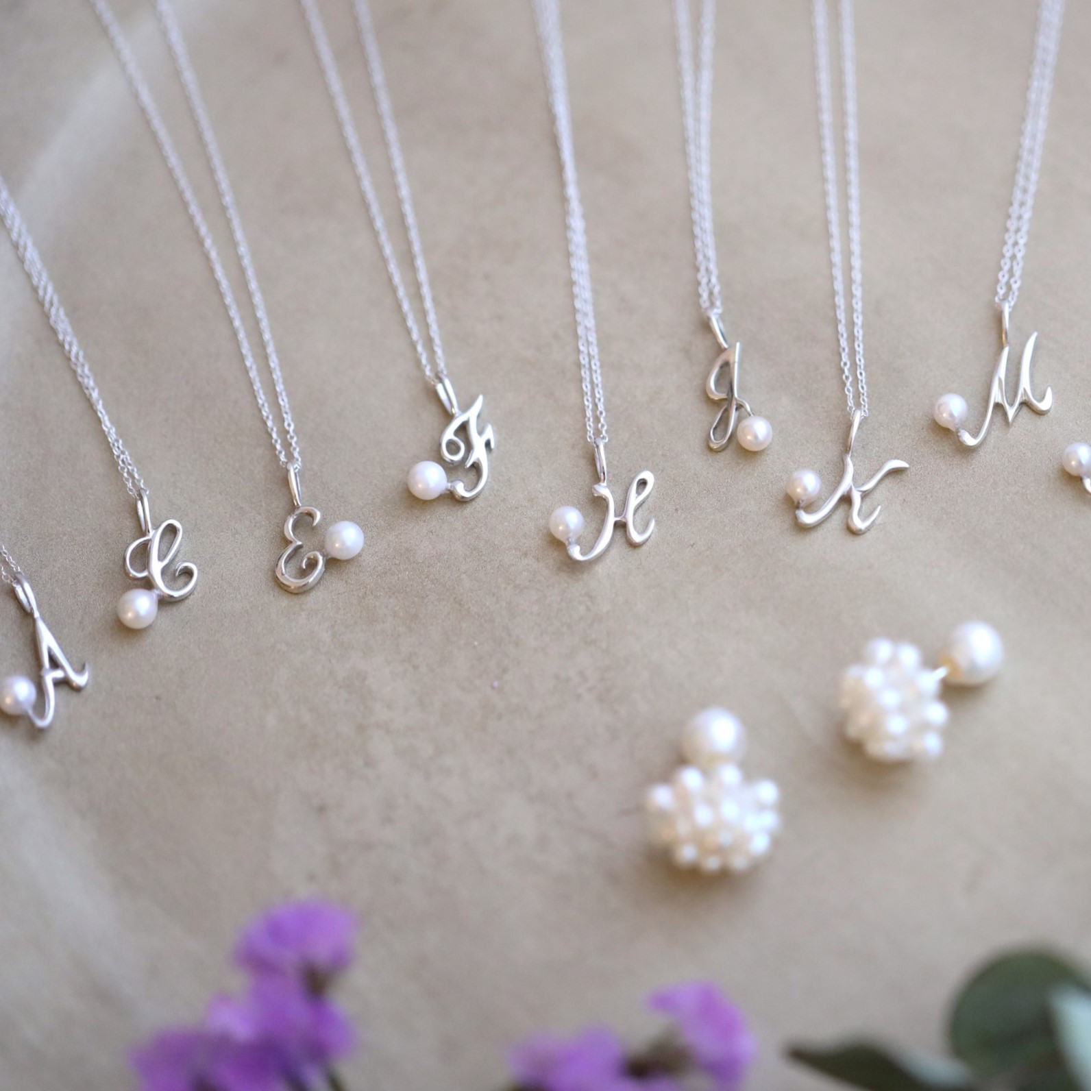 クラシックなイニシャルと可愛いベビーパール・SVペンダントネックレス 45cm アコヤ真珠