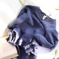 洗い込まれたベルギーリネンブラウス／シャーリングボリューム袖のバックリボンブラウス／ネイビー 11枚目の画像