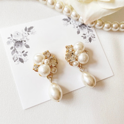 パールが揺れる、結婚式やお呼ばれにぴったりな上品ビジューピアス/イヤリング　フォーマル 1枚目の画像