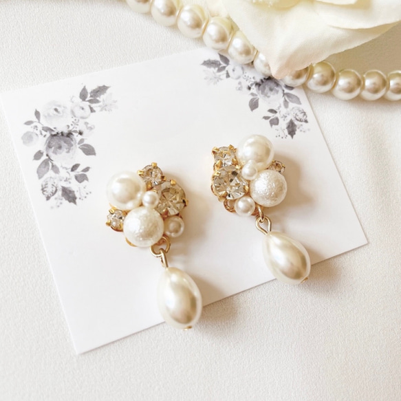 パールが揺れる、結婚式やお呼ばれにぴったりな上品ビジューピアス/イヤリング　フォーマル 1枚目の画像