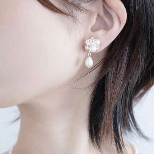 パールが揺れる、結婚式やお呼ばれにぴったりな上品ビジューピアス