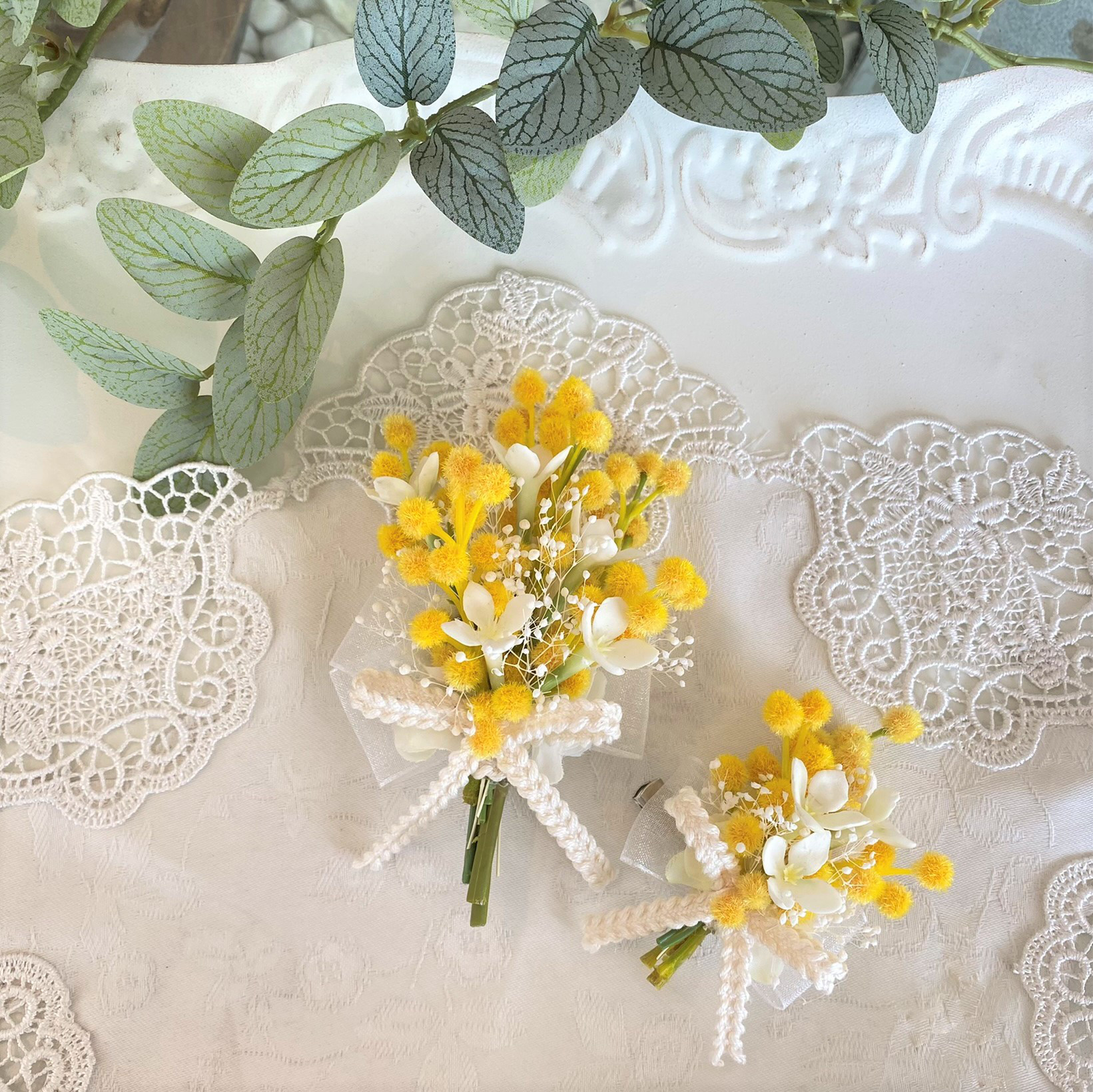 【親子コサージュ】ミモザとかすみ草のペアコサージュ