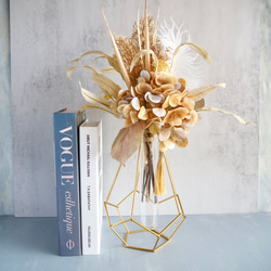 スワッグにもなる2way幾何学的ゴールドワイヤー花瓶とアンティークアジサイ造花ブーケのアレンジ 7枚目の画像