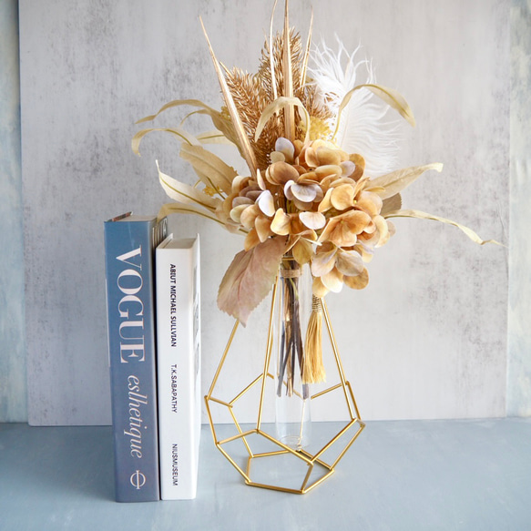 スワッグにもなる2way幾何学的ゴールドワイヤー花瓶とアンティークアジサイ造花ブーケのアレンジ 7枚目の画像