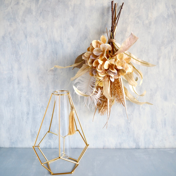 スワッグにもなる2way幾何学的ゴールドワイヤー花瓶とアンティークアジサイ造花ブーケのアレンジ 2枚目の画像